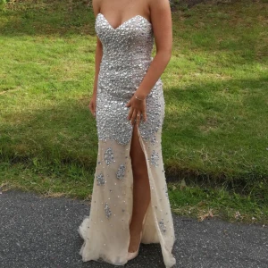 Finklänning - Nu säljer jag min balklänning, den har varit använd 2 gånger. Nypris 6000kr