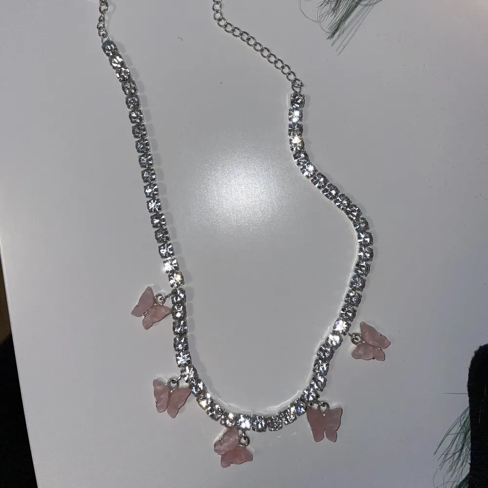 Fint halsband med rosa fjärilar. Kontakta mig innan ni använder köp nu <3. Accessoarer.