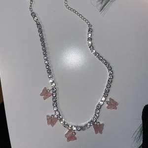 Fint halsband med rosa fjärilar. Kontakta mig innan ni använder köp nu <3