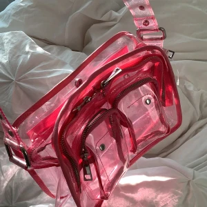 SOMMARENS BARBIE VÄSKA - Núnoo väska i genomskinlig barbie rosa💕🐷🌸