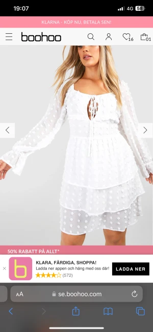 Vit klänning🤍 - Jättefin klänning från bohoo som endast är testad, lappar finns kvar.  jag säljer då jag hittat en annan studentklänning💕 köpte den för 225kr och säljer den för 100kr