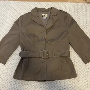 Kappa - Säljer denna fina trekvarsärmad kappa! Den är väldigt fint skick o nästan aldrig använd. Fråga helst inte om fler bilder om det inte är något specifikt ni vill se. Är i stl Xs/s. Köp direkt för 180 kr + frakt elle buda från 100 kr💕💕