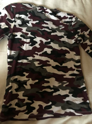 Militär print tröja - Säljer denna tröja pga att den inte andvänds längre 🫶🏽i väldigt bra skick och har bara andvänts 2-3 gånger :)