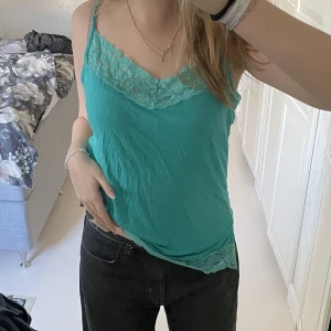 Sommar linne  - Jätte fint linne som passar perfekt till sommaren. Är i en jätte fin grön blå färg. Spets upp och ner till och har även en slits på vardera sida. Jätte mjukt och skönt material.  Kom privat för fler bilder, pris kan diskuteras 🫧
