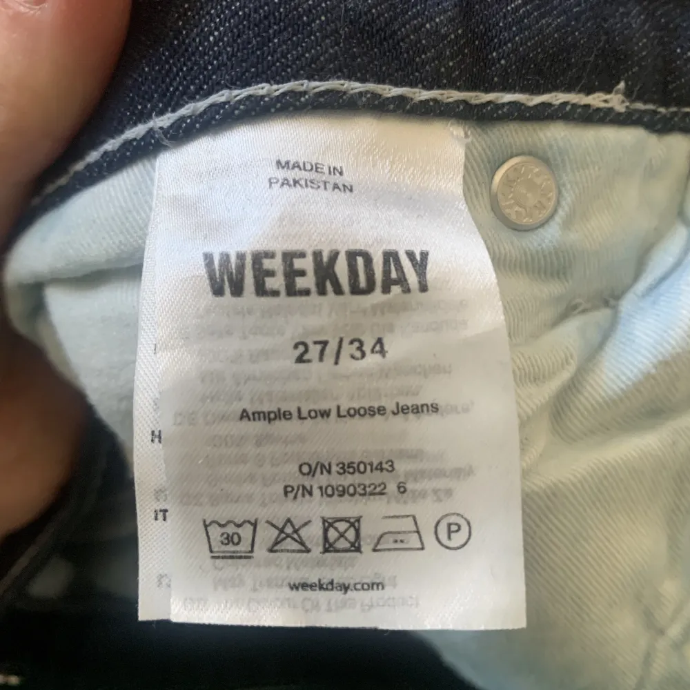 Världens skönaste weekday lågmidjade jeans med vit sömn! Sparsamt använda i toppen skick! Köpt för typ 600kr! ❤️❤️ Är typ 170 för referens! 💋💋. Jeans & Byxor.