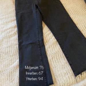 Mörkgråa flare jeans finns en  liten fläck, använd få tal gånger