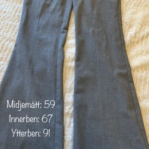 Gråa flared kostymbyxor  - Gråa kostymbyxor från pull&bear