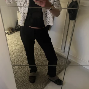 Svarta kostymbyxor-Calvin Klein  - Superfina svarta Calvin Klein kostymbyxor. Superfina verkligen men de har blivit för stora för mig så tycker inte längre de sitter så fint på mig, jättebra skick! Strl xs 