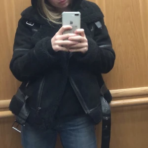 Zara jacka  - En svart snygg jacka från zara!! Använd ett fåtal gånger och är i jättebra skick! Frakten ingår i priset! Glöm inte att höra av er ifall det är något ni undrar 💓