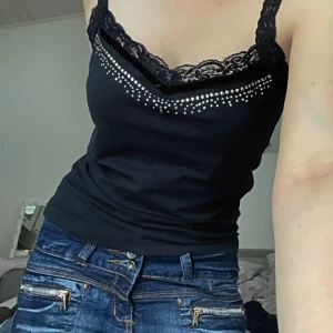 Svart topp - Svart topp från Gianini med söta detaljer och spets😍