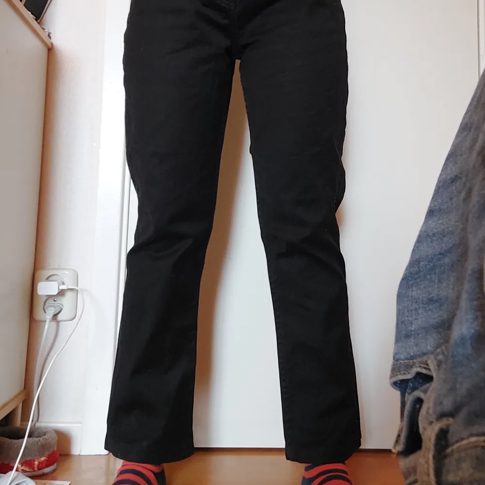 Säljer ett par low rise Levi's 560 Flare i svart. Storlek: 11 (jag är 163cm lång och det passar i längden). Bra skick!. Jeans & Byxor.