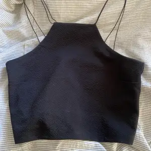 Säljer detta svarta linnet från Gina i stl s då det inte passar mig längre. Det är i bra kvalitet och inga defekter. KÖPAREN BETALAR FRAKT 
