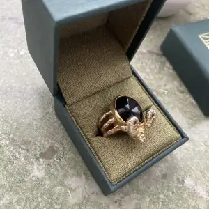 Säljer den här jätte fina ringen från marianillsdotter❤️färgen ska igenkligen vara guld men färgen är lite borta så mer silver nu! 