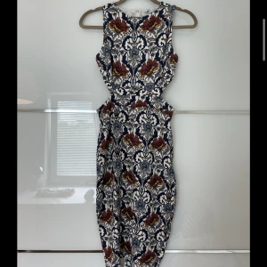 Blommig klänning  - Klänning från New Yorker, strl 38.