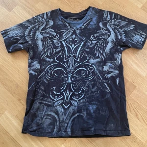 Vindication t shirt - As hard vindication tee💥 väldigt bra skick💯💯 står de ät L men passar mer en M💰💰kan tänka mig o trade så skicka skit🪓🪓