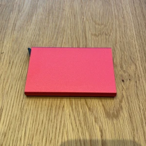 Korthållare  - Korthållare till familjen eller för att sälja vidare.  Köp 1 korthållare för 49kr.  Köp 10 korthållare för 390kr. Köp 50 korthållare för 1500kr. Färger som finns: Svart  Grå  Röd  Turkos  Vit 