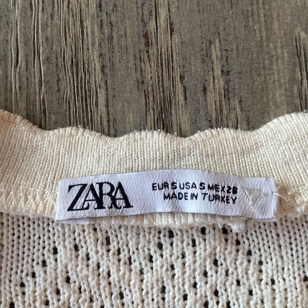 En så fin zara topp i vit i storlek S! Sälj pågrund av fel storlek. Kontakta för mer info och bilder! 💞. Toppar.