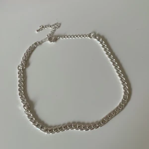 Kedje halsband - Säljer det här kedjehalsbandet då det inte är min stil längre, bra skick och används få gånger, inte äkta silver!!! Kan skicka fler bilder om det behövs 💘💘