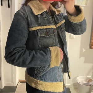 Levis Fodrad jeansjacka - Fodrad Jeansjacka. Passar bra speciellt till våren och hösten men även lite kyliga dagar! Levis.
