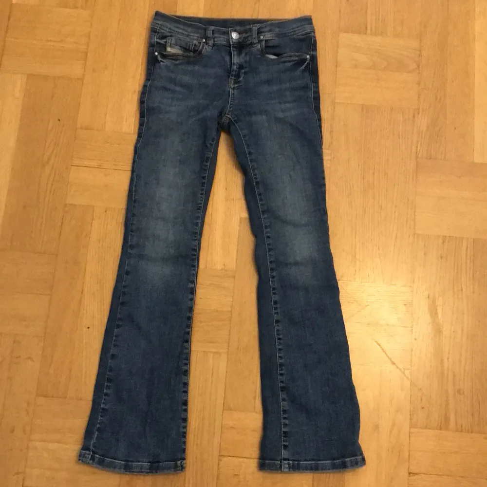 Säljer dessa lowaist, bootcut och blåa diesel jeans för 190 kr. Priset kan diskuteras! Nypris ca 700 kr.  Kontakta vid frågor eller intresse.. Jeans & Byxor.