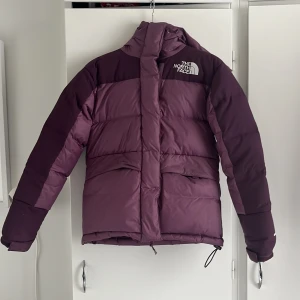 North face jacka - Lila väldigt varm jacka i storlek XS från north face. Använd en säsong. Den är i bra skick, lite ludd på kardborren men annars helt fin! 
