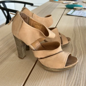 Högklackade sandaler - Skinn, snygga sandaletter med cirka 9 cm klack, fina till både jeans och klänning 