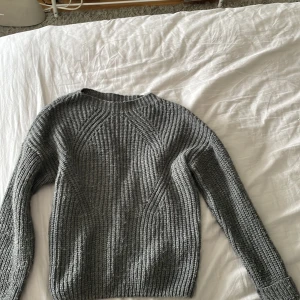 Stickad tröja - Grå långärmad stickad tröja , storlek m