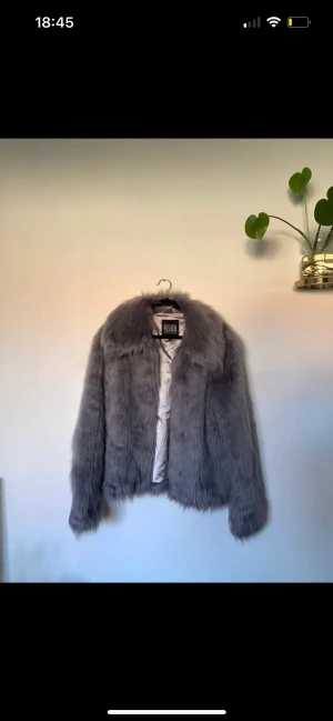 Pälsjacka  - Jättefin fuskpälsjacka i mycket bra skick och använd fåtal gånger🤍