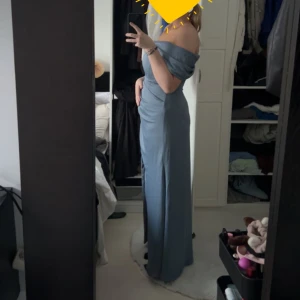 Balklänning - Säljer denna otroligt fina balklänning, har hittat en annan därav säljer jag denna. Har bara testat den annars helt oanvänd. Är 176cm lång och den är perfekt i längd även med klackar! Orginalpris: 1569kr  Klänningen ringar till både en 42 och 44