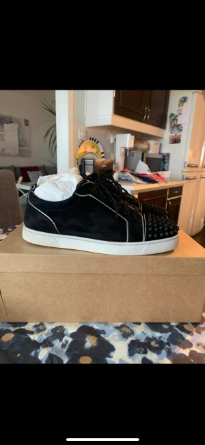 Christian Louboutin  - Storlek 40,5 (passar 41-41,5. Väldigt bra skick.