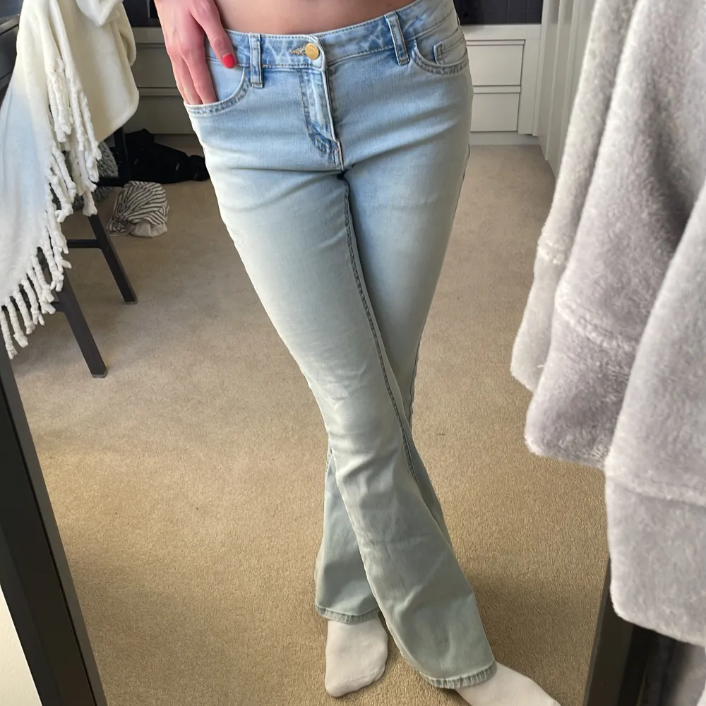 Säljer dessa snygga low waist Bootcut jeansen! Ifrån Lindex och i storlek 170 men passar perfekt på mig som vanligtvis är en 32/34 och är 168 lång!! Skit snygga och populära! Knappt använda. Jeans & Byxor.