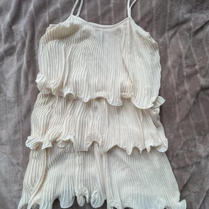 Intresse koll - Snygg beige klänning ifrån hm, skriv vad ni kan tänka er betala för den, storlek s, den är lite mer rosa aktig som på sista bilden 