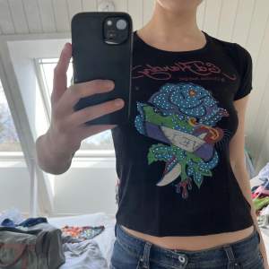 Ed hardy tshirt som jag inte använder längre tyvärr. Supersnygg, den är i storlek XL men gassar mig som har en S-M