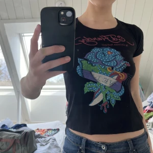 Ed hardy Tshirt  - Ed hardy tshirt som jag inte använder längre tyvärr. Supersnygg, den är i storlek XL men gassar mig som har en S-M