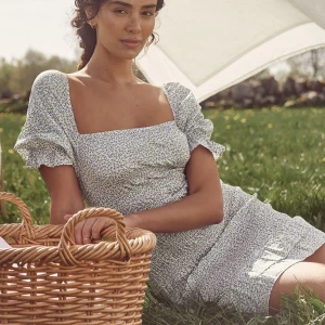 Klänning - Perfekta sommarklänningen! Aldrig använd, stl 36 från nakd 🩵