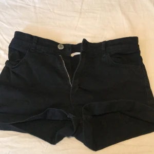 Svarta jeans shorts  - Bra skick säljer för att dom inte kommer till andvändning 