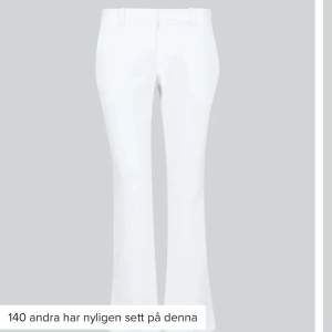 Säljer dessa lågmidjade kostymbyxor från BikBok med slits. Säljer dem då de inte riktig sitter på mig hur jag hade velat. Oanvända från hösten 2022. Midja: 70-73 cm, Inseam: 79 cm, Hip Width: 94-97💕💕