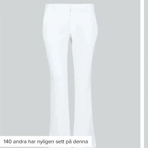 Vita Vera Kostymbyxor BikBok - Säljer dessa lågmidjade kostymbyxor från BikBok med slits. Säljer dem då de inte riktig sitter på mig hur jag hade velat. Oanvända från hösten 2022. Midja: 70-73 cm, Inseam: 79 cm, Hip Width: 94-97💕💕