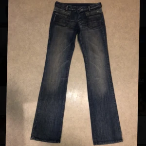 Lågmidjade Diesel-jeans  - Jättefina lågmidjade jeans som tyvärr är för små för mig.  Innerbenslängd: ca 88cm Jeansen har brunaktiga slitningar som är meningen (alltså ej smutsiga)