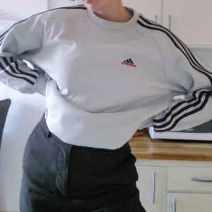 Vintage adidaströja - Inköpt mellan år 2000-2010. Äkta vintage adidaströja i oversize. Min normala storlek är ca S, tröjan är oversize enligt bild. Fint skick. Svarar på alla frågor.