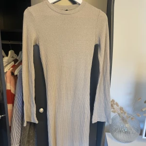 Beige klänning - Beige lång klänning från Gina Tricot i storlek S för 400kr🤎pris kan sänkas vid snabb affär