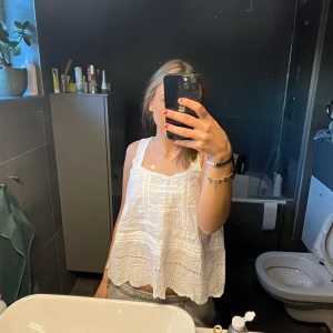 Sommartopp - Säljer denna jättefina sommartopp, gammal modell från mango. Siperbra skick med inga defekter! 🥰