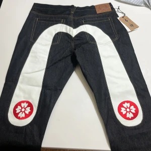 Evisu - Evisu jeans strl 36 x 34 men passar mer 32 x 30  Säljer dessa för att de inte passade mig Pris kan diskuteras 