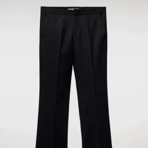 Lågmidjade kostymbyxor  - lågmidjade kostymbyxor zara, slutsålda i storlek xs, väldigt långa då dem är uppsprättade