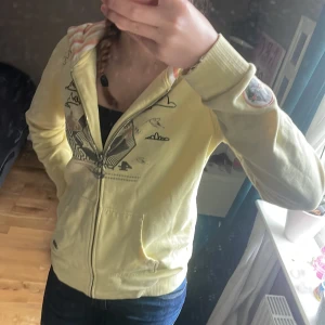Hoodie - Snygg y2k hoodie med coolt motiv från volcom. Lite sliten men inget man tänker på. Skriv för mer bilder etc