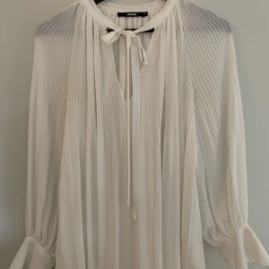 Plisserad blus - Oversized blus från Bikbok, använd fåtal gånger men är köpt för längesen. Köparen står för frakt