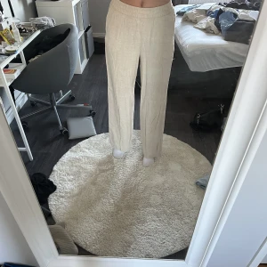 Linnebyxor - Linnebyxor från hm med resor i midjan. Använda en gång. Jag är ca 170