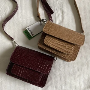 Hvisk väskor - ❗️Beiga är såld❗️Två oanvända väskor från Hvisk köpta för 750kr/st, säljer för 350kr/st. Kan tänka mig sänka priset lite vid snabb affär 🙌🏼 Skriv för fler bilder, kan tänka mig byta!