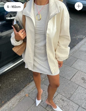 Denim Djerfavenue on the go jacka - Säljer min Djerfavenue On the go jacka för att den inte kom till användning. Den har några svaga sminkfläckar vid kragen som bör försvinna i tvätten.