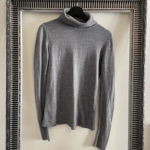 Grå stickad polotröja  - Fins stickad grå polotröja. Från h&m i storlek M. 